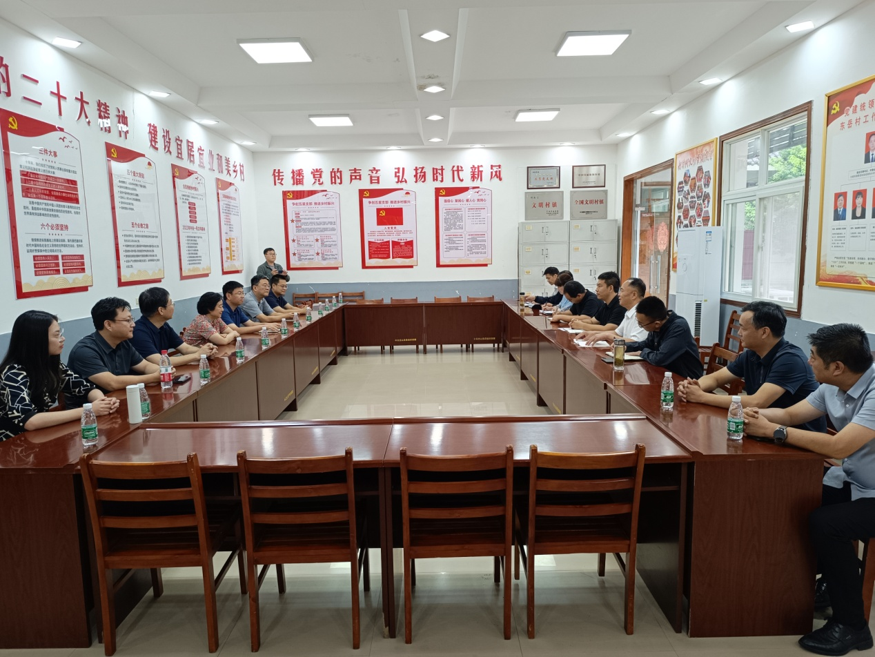 集团公司领导马雪一行到信阳市新华书店和东岳村调研指导工作