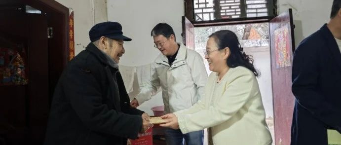 中原出版传媒集团副总经理李文平一行赴东岳村开展调研慰问