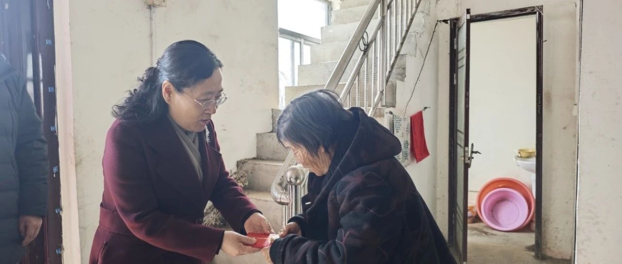 中原出版传媒集团副总经理李文平一行到东岳村开展“迎双节、送温暖、固成果”活动